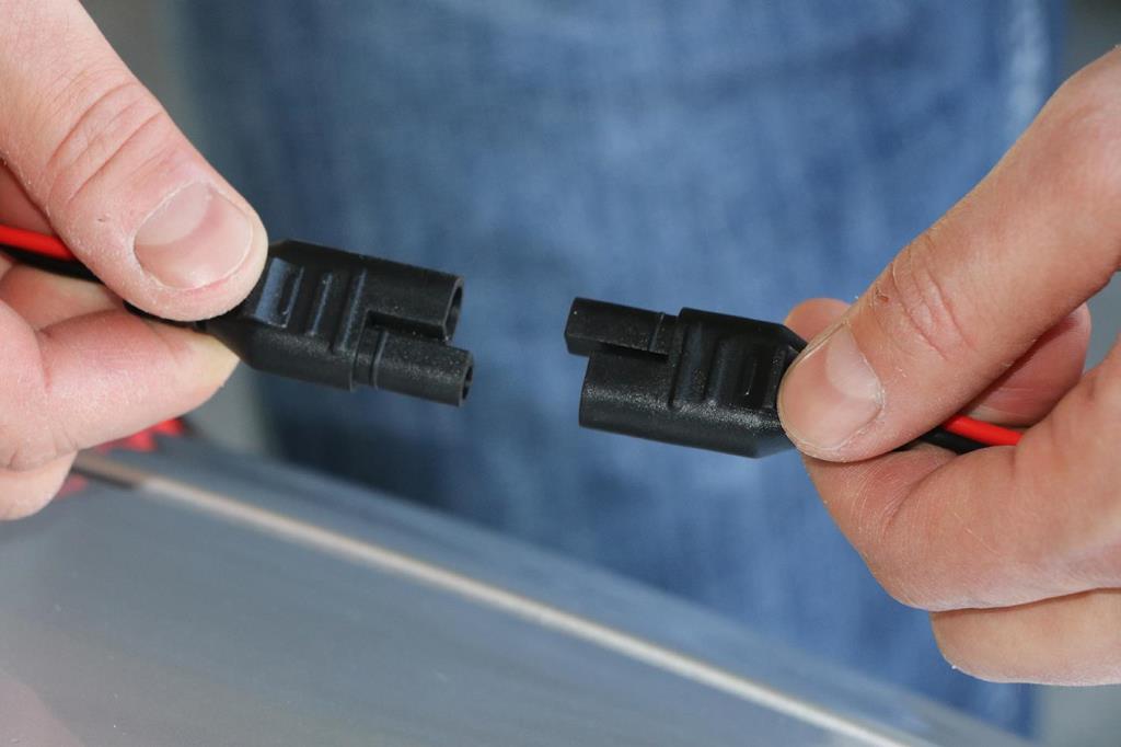 Chargeur de batterie de voiture ((de 6 à 12 V, et câbles)) BLACK+DECKER ref. BXAE00021